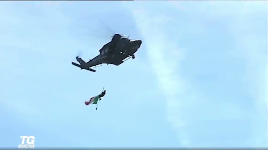Una grande bandiera Tricolore portata da un elicottero dell'Aeronautica Militare ha sorvolato il Circo Massimo, dove 4.000 studenti, dopo aver intonato a squarciagola il Canto degli Italiani, hanno composto la grande scritta umana “80 L'ALBA DELLA REPUBBLICA”.
