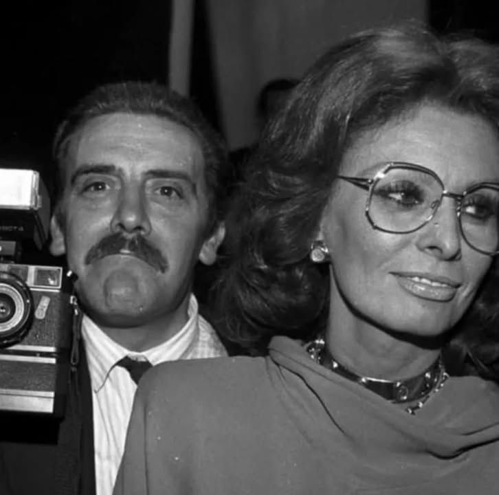 Vanity Fair Italia     Mi fa piacere condividere questa bella intervista a Rino Barillari, The King, membro della Fondazione Insigniti OMRI e protagonista, con i suoi scatti, di oltre sessant’anni di storia italiana.