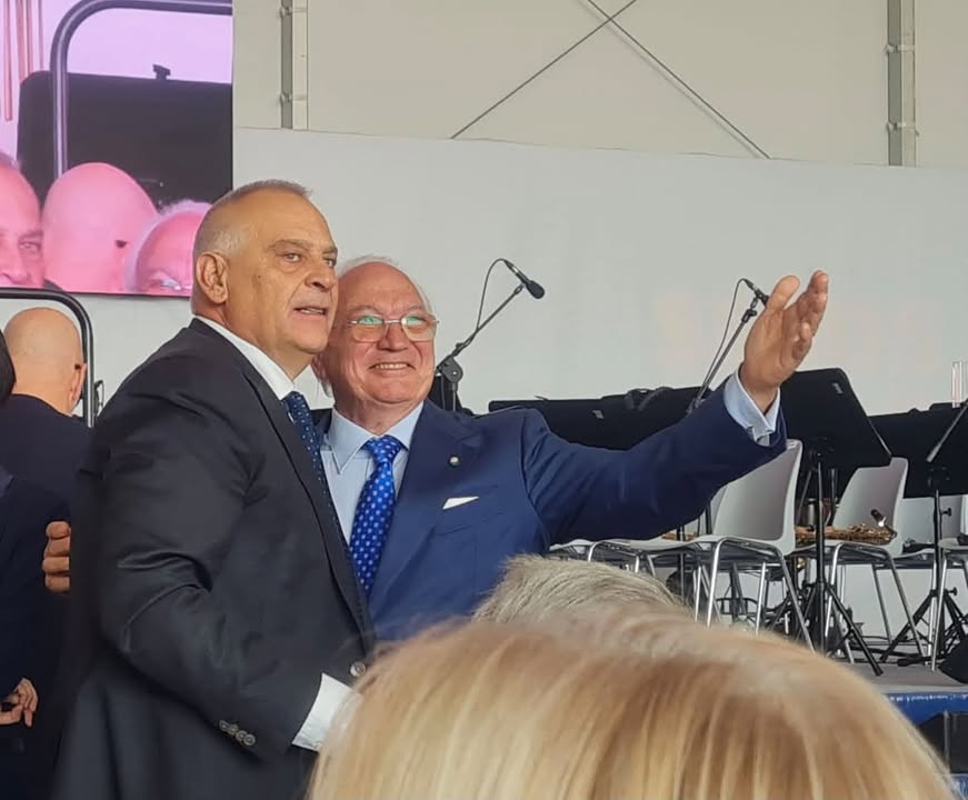 Con grande orgoglio mostro al  Prefetto di Roma, Lamberto Giannini, l’entusiasmo e l’atteggiamento festoso dei 4.000 studenti delle scuole di Roma e del Lazio riuniti al Circo Massimo per celebrare l’80° anniversario della Repubblica.