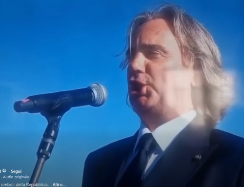 Una voce che sa dare solennità ai simboli della Repubblica.
