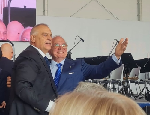 L’entusiasmo e l’atteggiamento festoso dei 4.000 studenti delle scuole di Roma e del Lazio riuniti al Circo Massimo per celebrare l’80° anniversario della Repubblica.